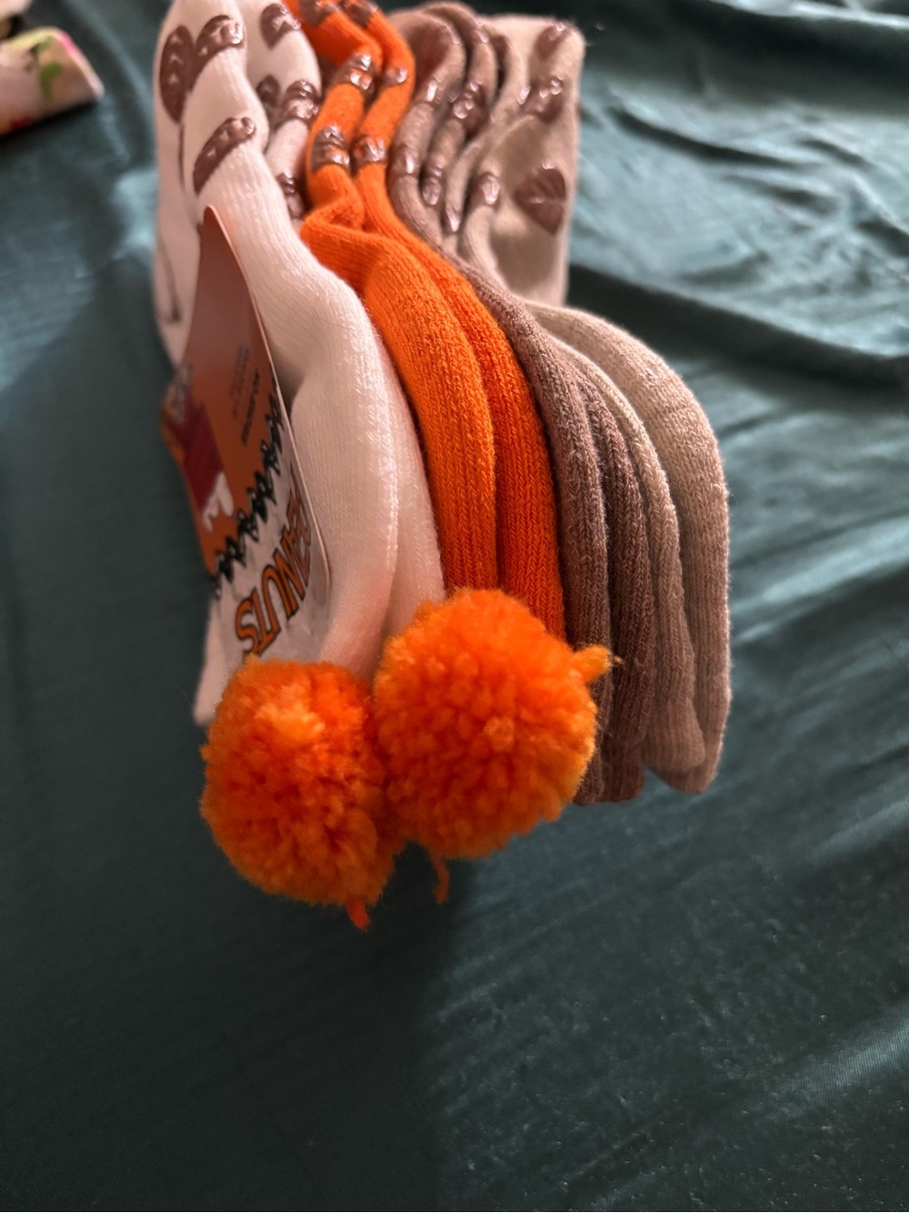 Snoopy Peanuts Fall Thanksgiving Gripper Footie socks. New - Picture 5 of 9